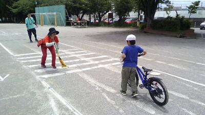 歩道や歩行者がいるときには、自転車をおりましょう。